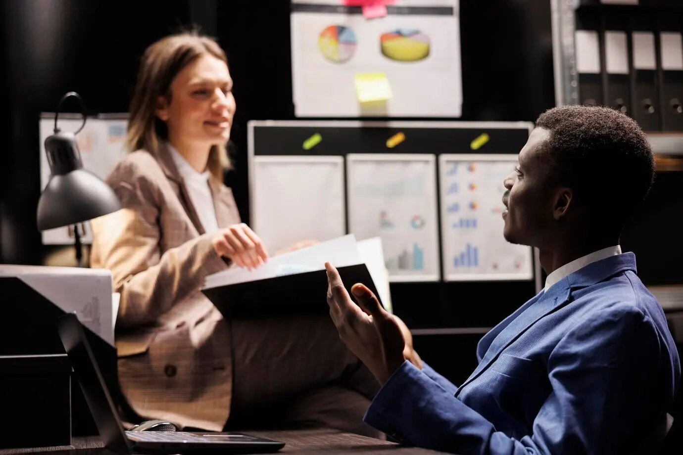 Разные сотрудники хранилища анализируют бюрократический документ, сверхурочно работают над бухгалтерским отчетом в архивной комнате. Деловые люди проверяют административные документы в корпоративном хранилище.