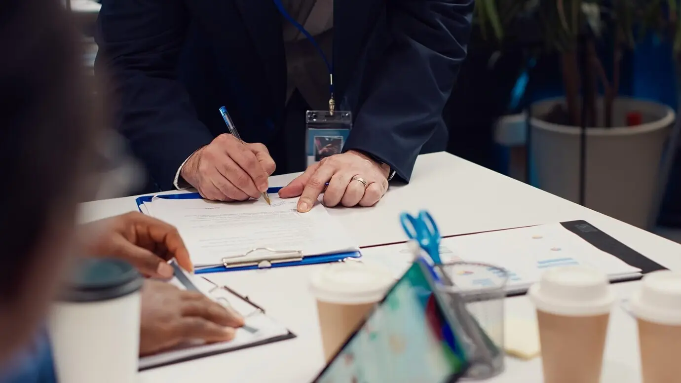 Предприниматели подписывают новый партнерский договор между своими фирмами.